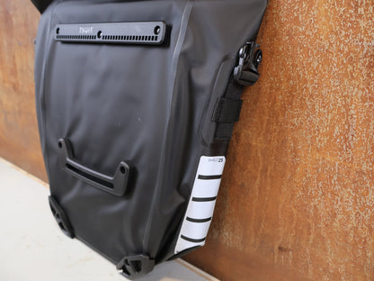 Taschen & Rucksäcke von Thule, THULE SHIELD PANNIER LARGE 25L ERSATZTASCHE SCHWARZ vor USEDBIKES-OB.DE Hintergrund