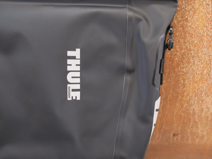 Taschen & Rucksäcke von Thule, THULE SHIELD PANNIER LARGE 25L ERSATZTASCHE SCHWARZ vor USEDBIKES-OB.DE Hintergrund