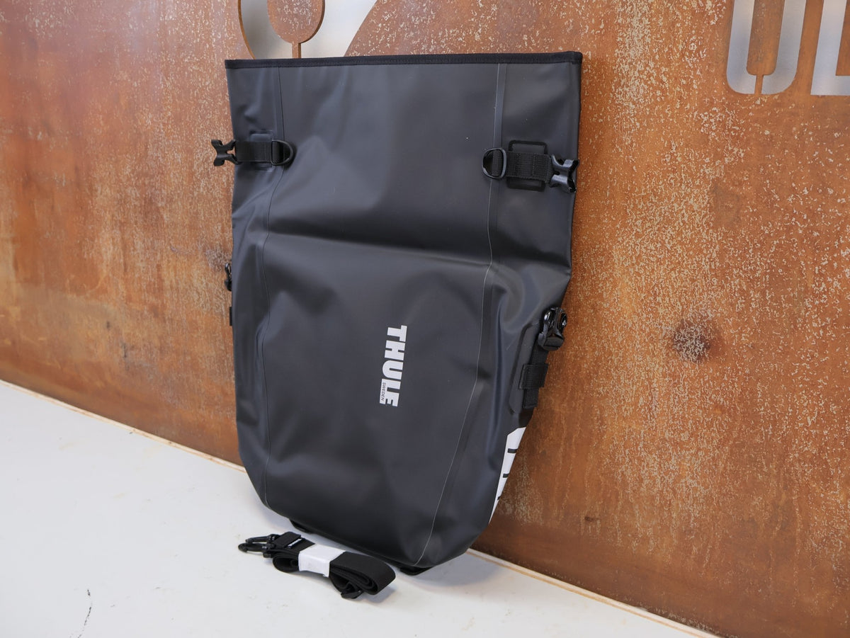 Taschen & Rucksäcke von Thule, THULE SHIELD PANNIER LARGE 25L ERSATZTASCHE SCHWARZ vor USEDBIKES-OB.DE Hintergrund