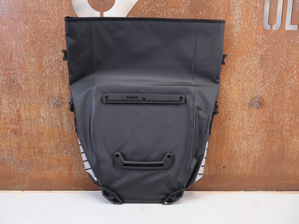 Taschen & Rucksäcke von Thule, THULE SHIELD PANNIER LARGE 25L ERSATZTASCHE SCHWARZ vor USEDBIKES-OB.DE Hintergrund