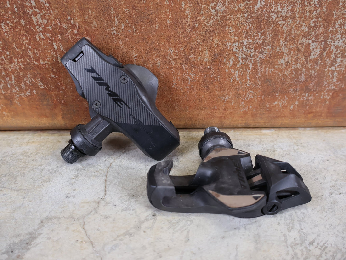 Pedale von Time, TIME XPRO 10 - C1 PEDALE – CARBON – PEDAL CENTER 53 MM – ICLIC vor USEDBIKES - OB.DE Hintergrund