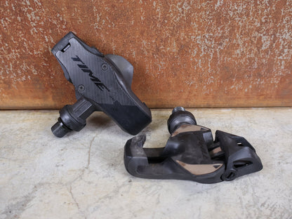 Pedale von Time, TIME XPRO 10 - C1 PEDALE – CARBON – PEDAL CENTER 53 MM – ICLIC vor USEDBIKES - OB.DE Hintergrund