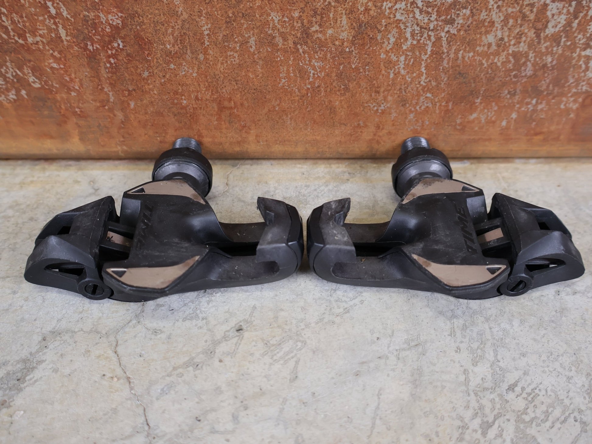 Pedale von Time, TIME XPRO 10 - C1 PEDALE – CARBON – PEDAL CENTER 53 MM – ICLIC vor USEDBIKES - OB.DE Hintergrund