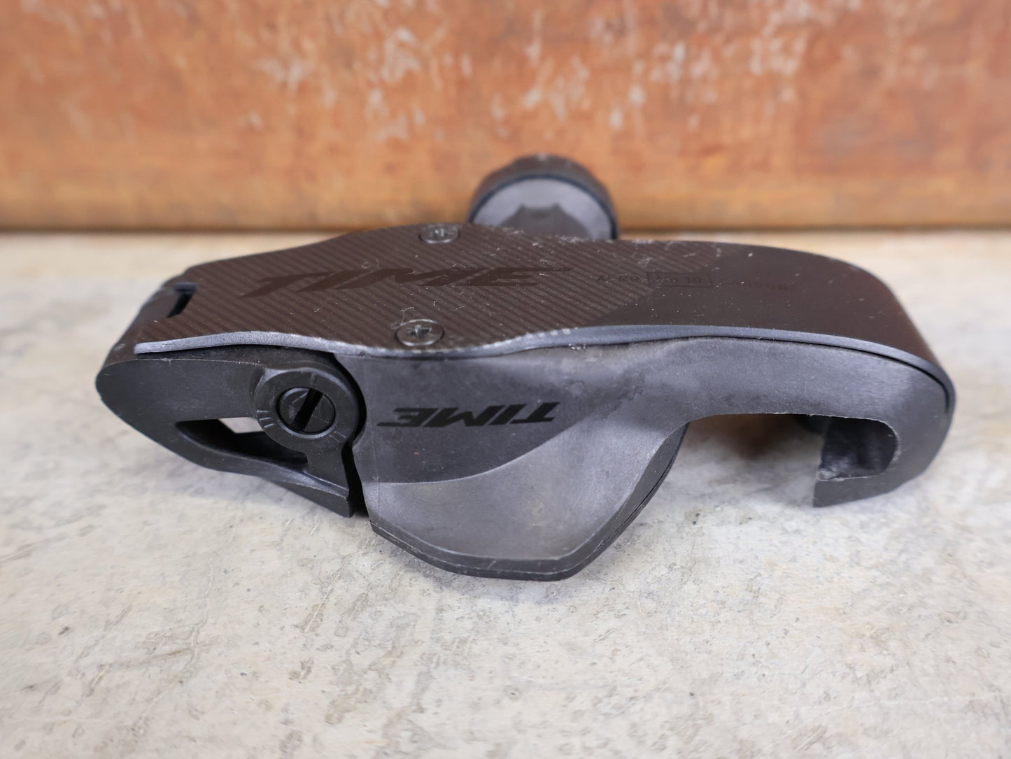 Pedale von Time, TIME XPRO 10 - C1 PEDALE – CARBON – PEDAL CENTER 53 MM – ICLIC vor USEDBIKES - OB.DE Hintergrund