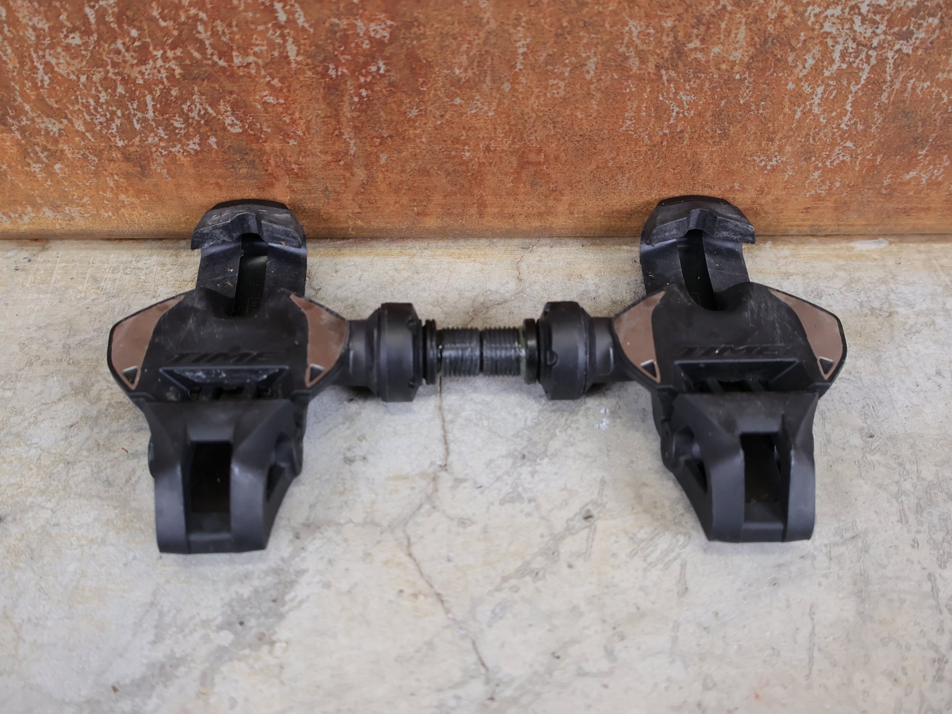 Pedale von Time, TIME XPRO 10 - C1 PEDALE – CARBON – PEDAL CENTER 53 MM – ICLIC vor USEDBIKES - OB.DE Hintergrund