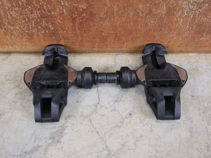 Pedale von Time, TIME XPRO 10 - C1 PEDALE – CARBON – PEDAL CENTER 53 MM – ICLIC vor USEDBIKES - OB.DE Hintergrund