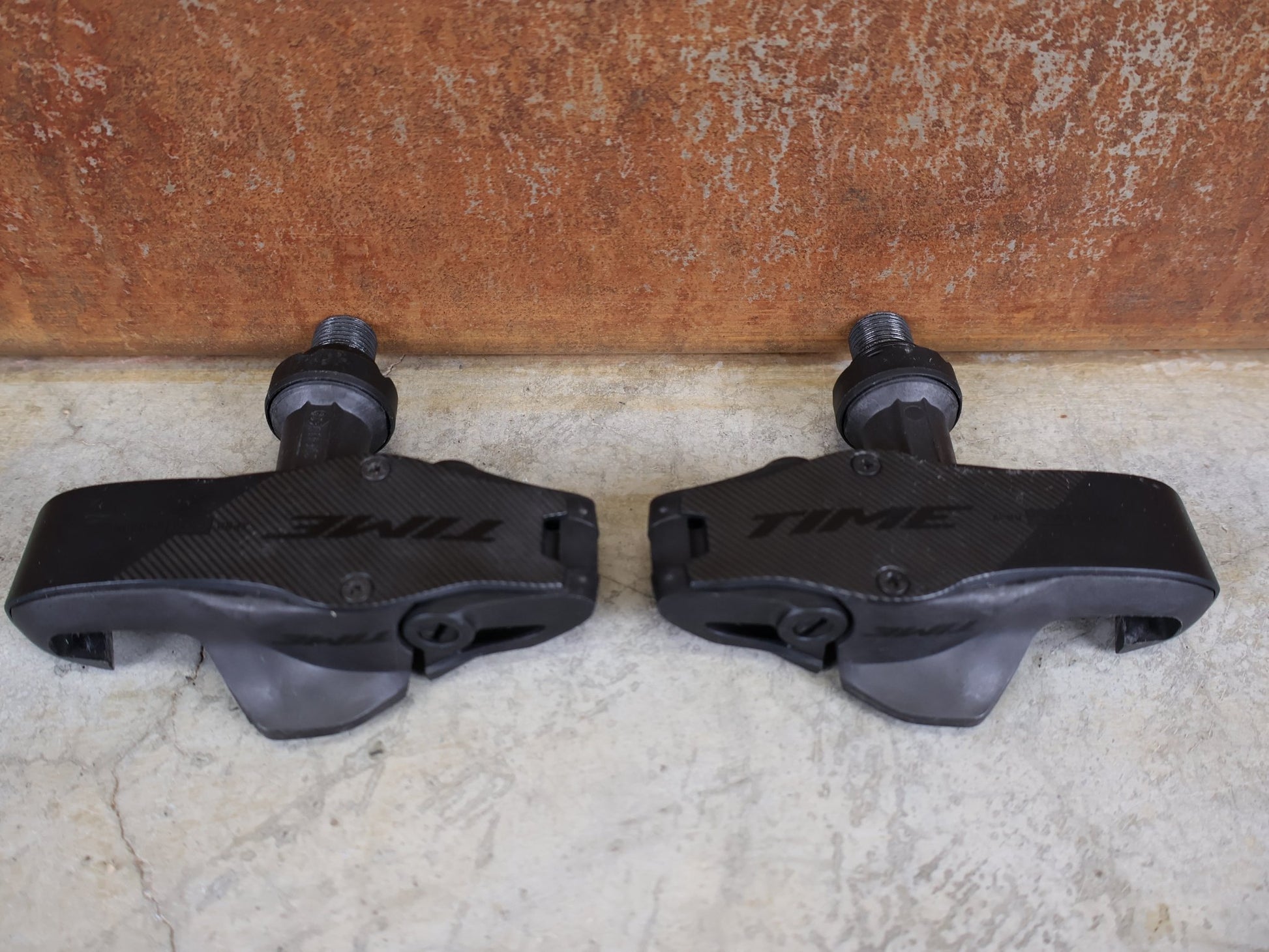 Pedale von Time, TIME XPRO 10 - C1 PEDALE – CARBON – PEDAL CENTER 53 MM – ICLIC vor USEDBIKES - OB.DE Hintergrund