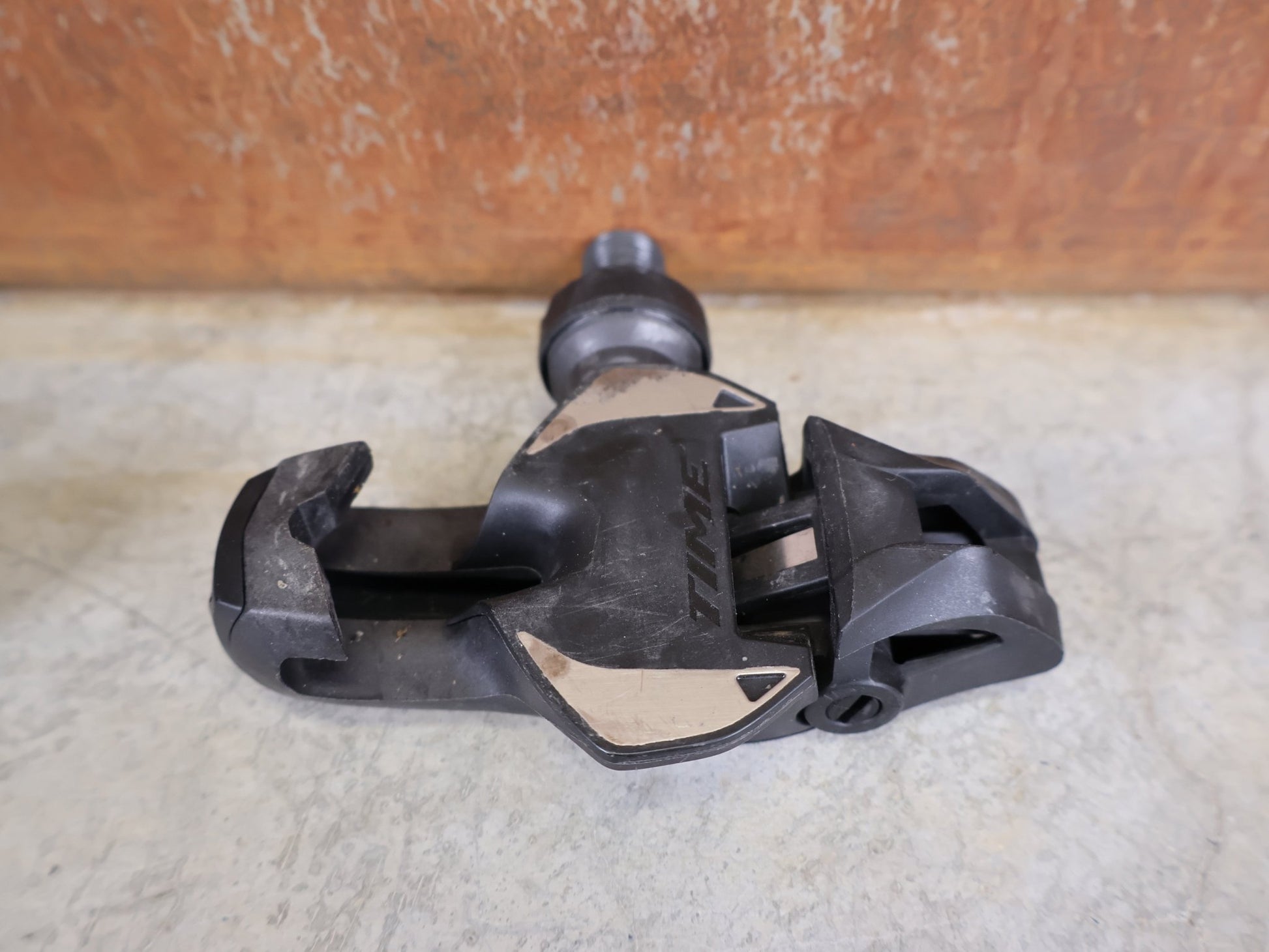 Pedale von Time, TIME XPRO 10 - C1 PEDALE – CARBON – PEDAL CENTER 53 MM – ICLIC vor USEDBIKES - OB.DE Hintergrund