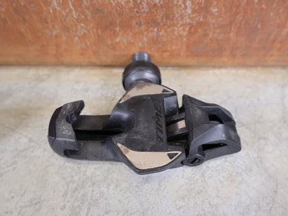 Pedale von Time, TIME XPRO 10 - C1 PEDALE – CARBON – PEDAL CENTER 53 MM – ICLIC vor USEDBIKES - OB.DE Hintergrund