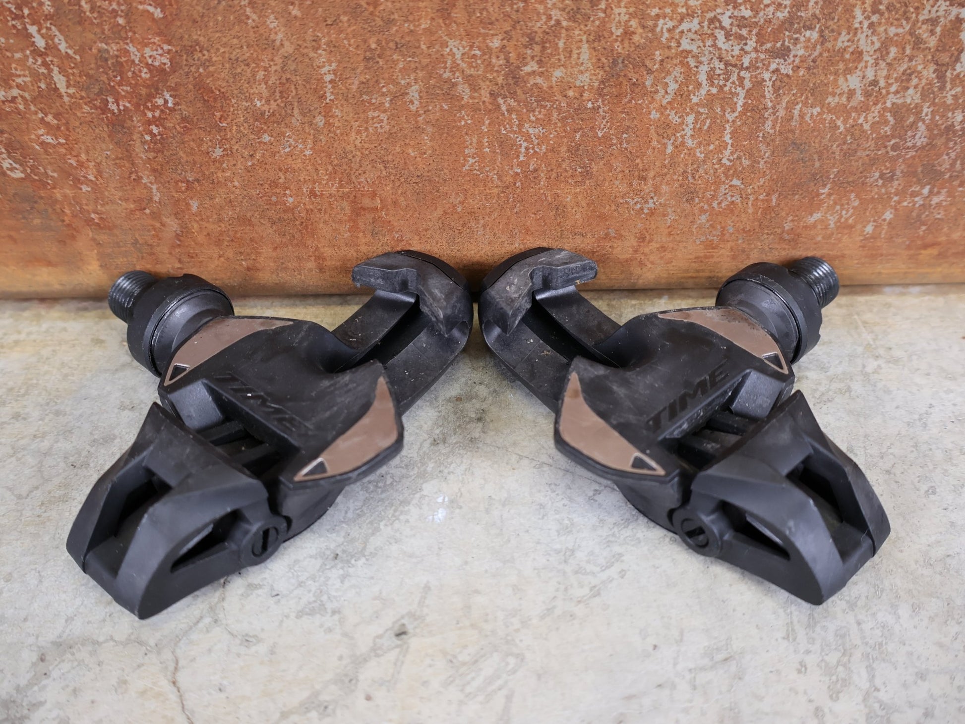 Pedale von Time, TIME XPRO 10 - C1 PEDALE – CARBON – PEDAL CENTER 53 MM – ICLIC vor USEDBIKES - OB.DE Hintergrund