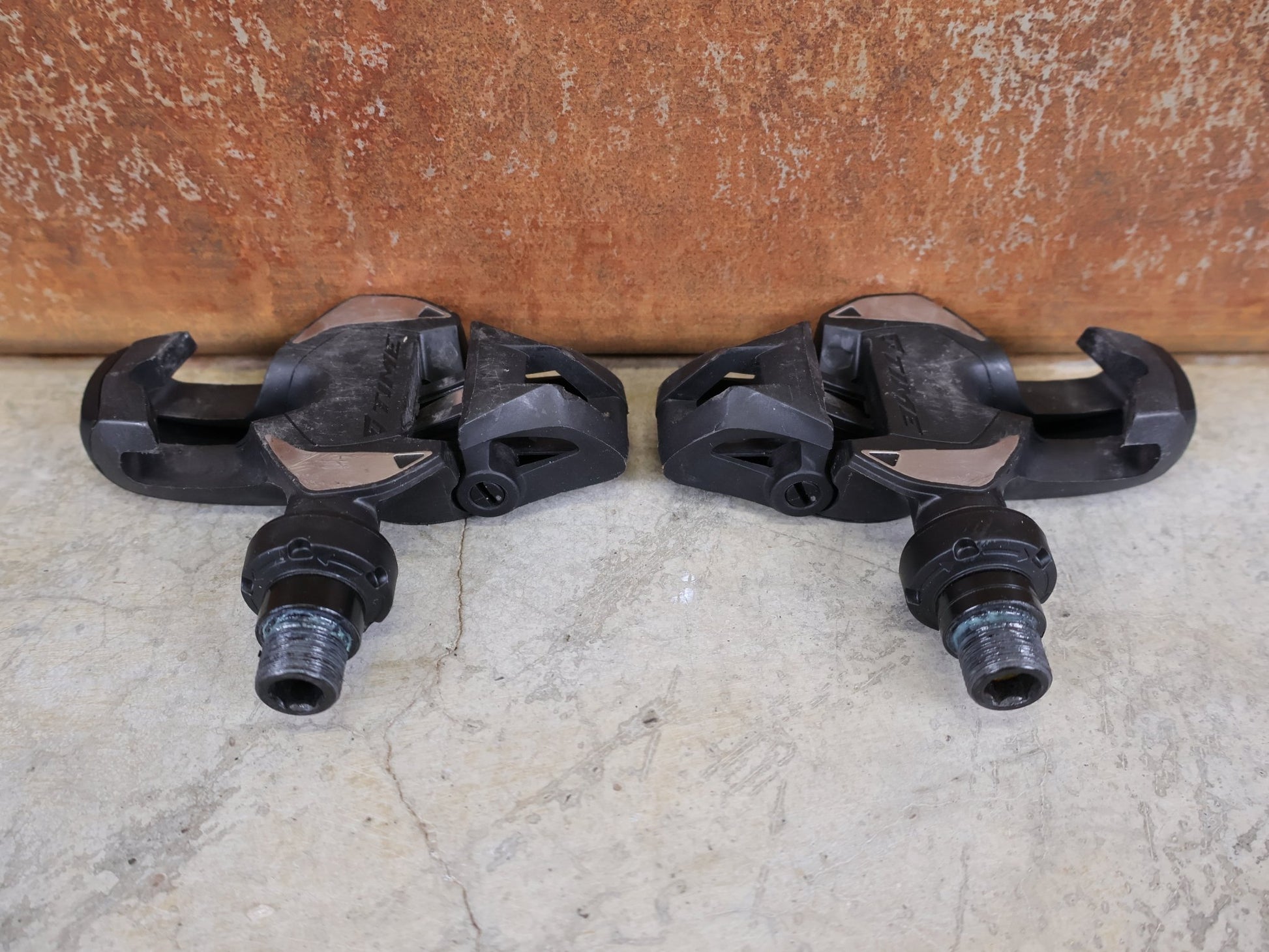 Pedale von Time, TIME XPRO 10 PEDALE – CARBON – PEDAL CENTER 57 MM – ICLIC vor USEDBIKES - OB.DE Hintergrund