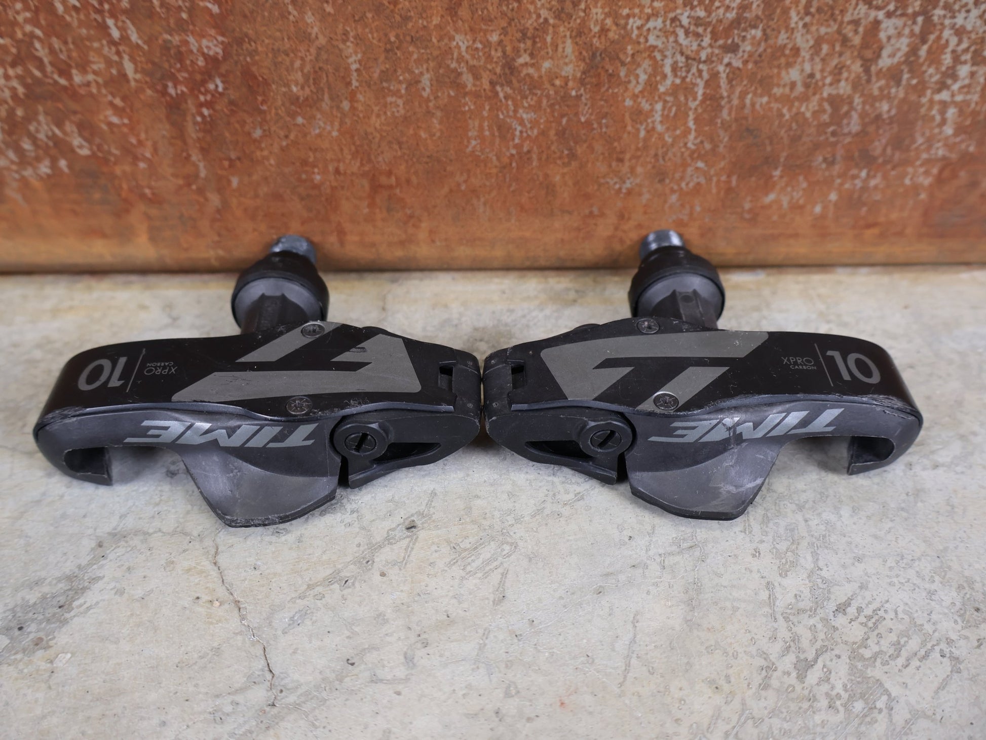 Pedale von Time, TIME XPRO 10 PEDALE – CARBON – PEDAL CENTER 57 MM – ICLIC vor USEDBIKES - OB.DE Hintergrund