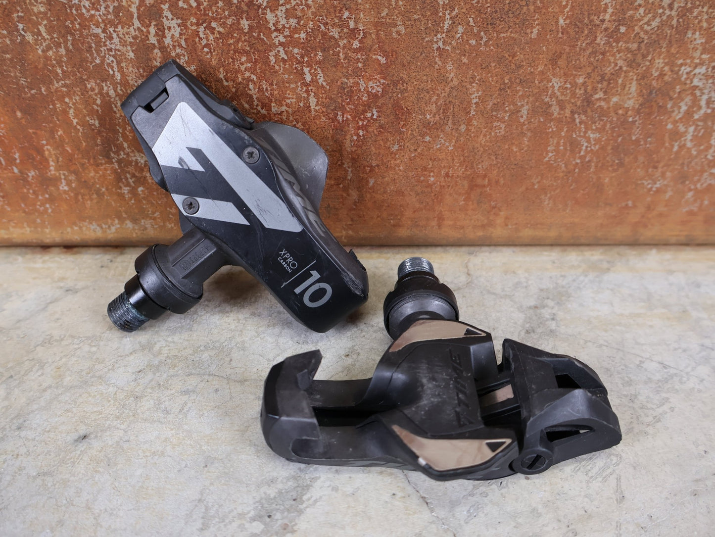 Pedale von Time, TIME XPRO 10 PEDALE – CARBON – PEDAL CENTER 57 MM – ICLIC vor USEDBIKES - OB.DE Hintergrund