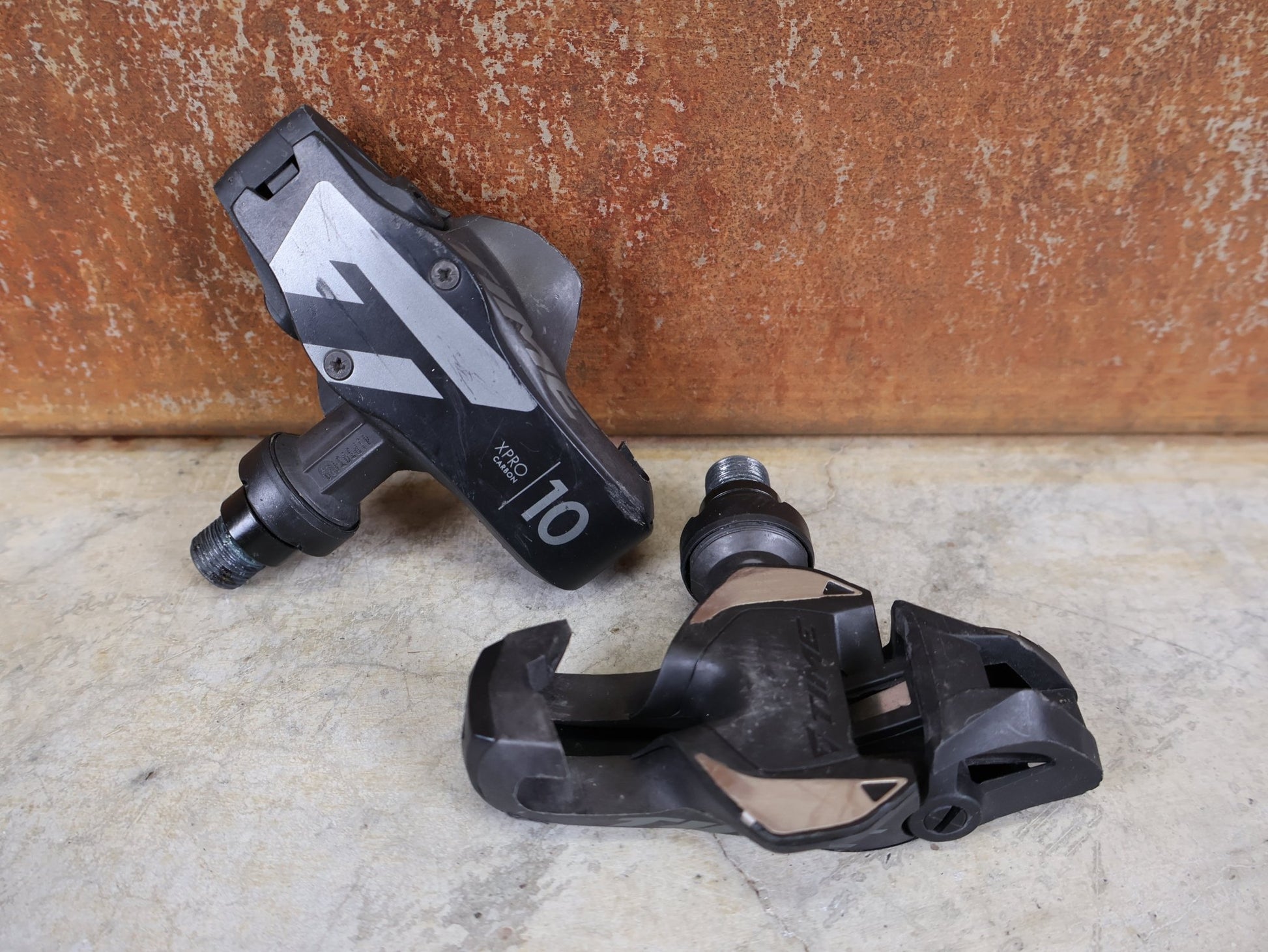 Pedale von Time, TIME XPRO 10 PEDALE – CARBON – PEDAL CENTER 57 MM – ICLIC vor USEDBIKES - OB.DE Hintergrund