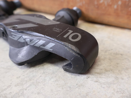 Pedale von Time, TIME XPRO 10 PEDALE – CARBON – PEDAL CENTER 57 MM – ICLIC vor USEDBIKES - OB.DE Hintergrund