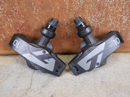 Pedale von Time, TIME XPRO 10 PEDALE – CARBON – PEDAL CENTER 57 MM – ICLIC vor USEDBIKES - OB.DE Hintergrund