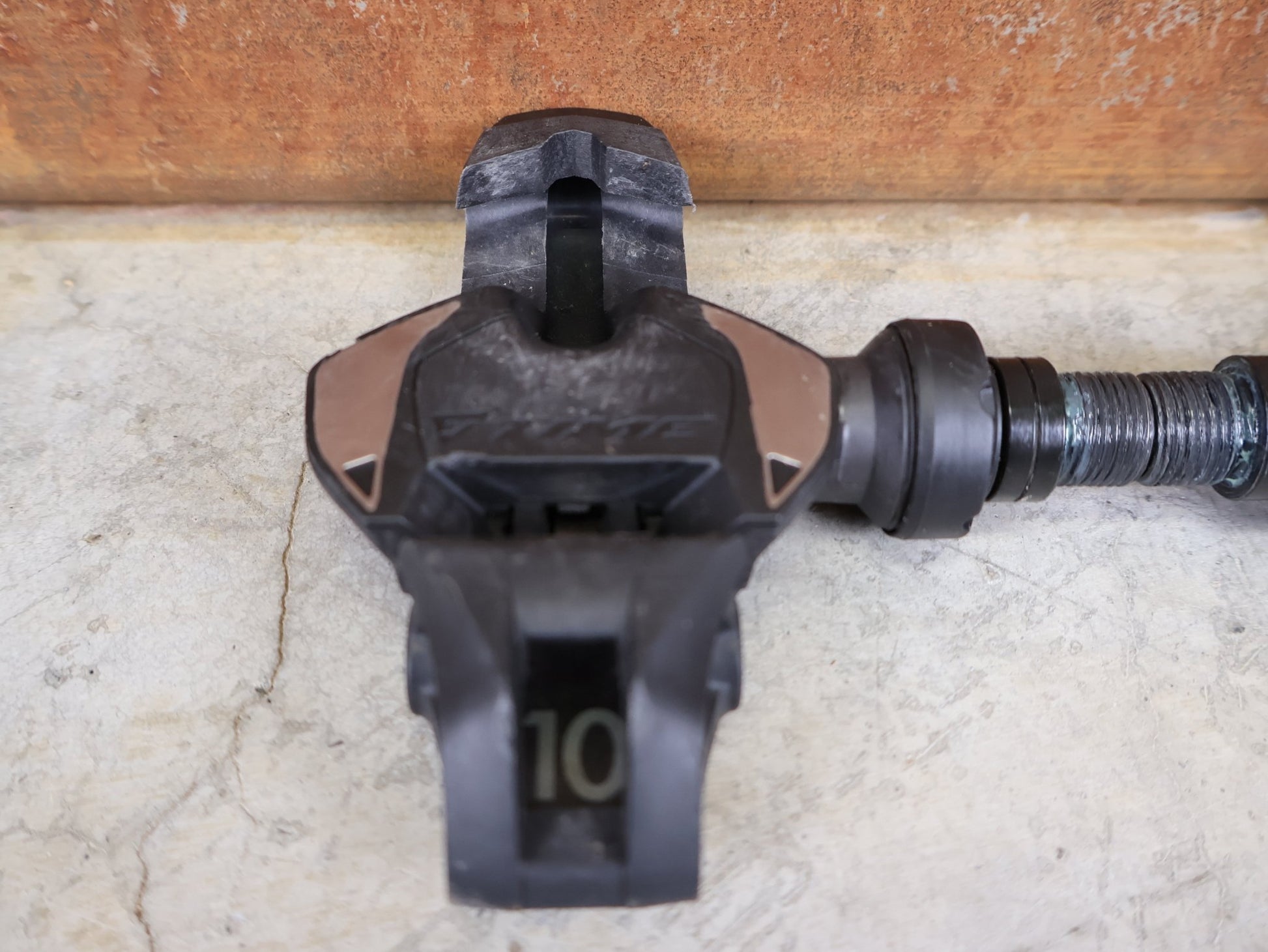 Pedale von Time, TIME XPRO 10 PEDALE – CARBON – PEDAL CENTER 57 MM – ICLIC vor USEDBIKES - OB.DE Hintergrund