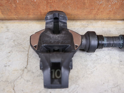 Pedale von Time, TIME XPRO 10 PEDALE – CARBON – PEDAL CENTER 57 MM – ICLIC vor USEDBIKES - OB.DE Hintergrund