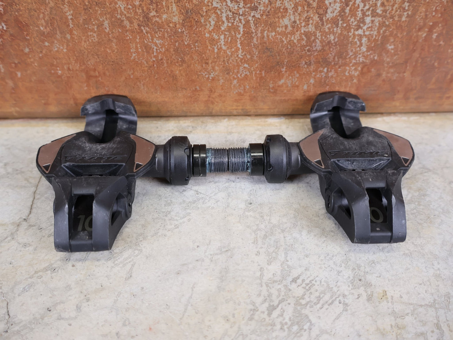 Pedale von Time, TIME XPRO 10 PEDALE – CARBON – PEDAL CENTER 57 MM – ICLIC vor USEDBIKES - OB.DE Hintergrund