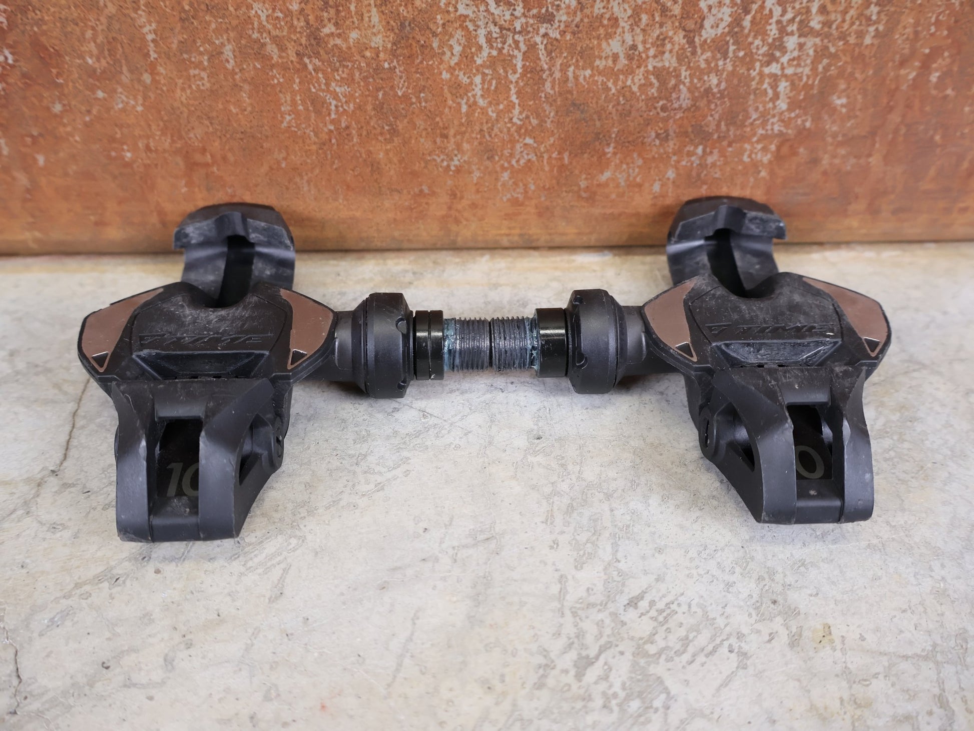 Pedale von Time, TIME XPRO 10 PEDALE – CARBON – PEDAL CENTER 57 MM – ICLIC vor USEDBIKES - OB.DE Hintergrund