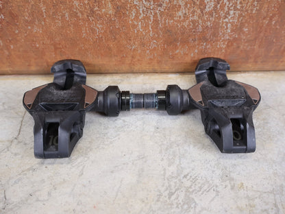 Pedale von Time, TIME XPRO 10 PEDALE – CARBON – PEDAL CENTER 57 MM – ICLIC vor USEDBIKES - OB.DE Hintergrund