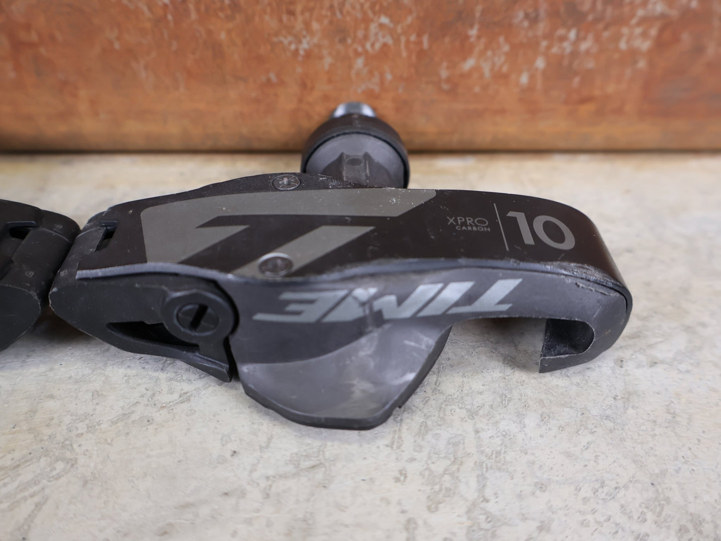 Pedale von Time, TIME XPRO 10 PEDALE – CARBON – PEDAL CENTER 57 MM – ICLIC vor USEDBIKES - OB.DE Hintergrund