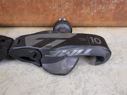 Pedale von Time, TIME XPRO 10 PEDALE – CARBON – PEDAL CENTER 57 MM – ICLIC vor USEDBIKES - OB.DE Hintergrund