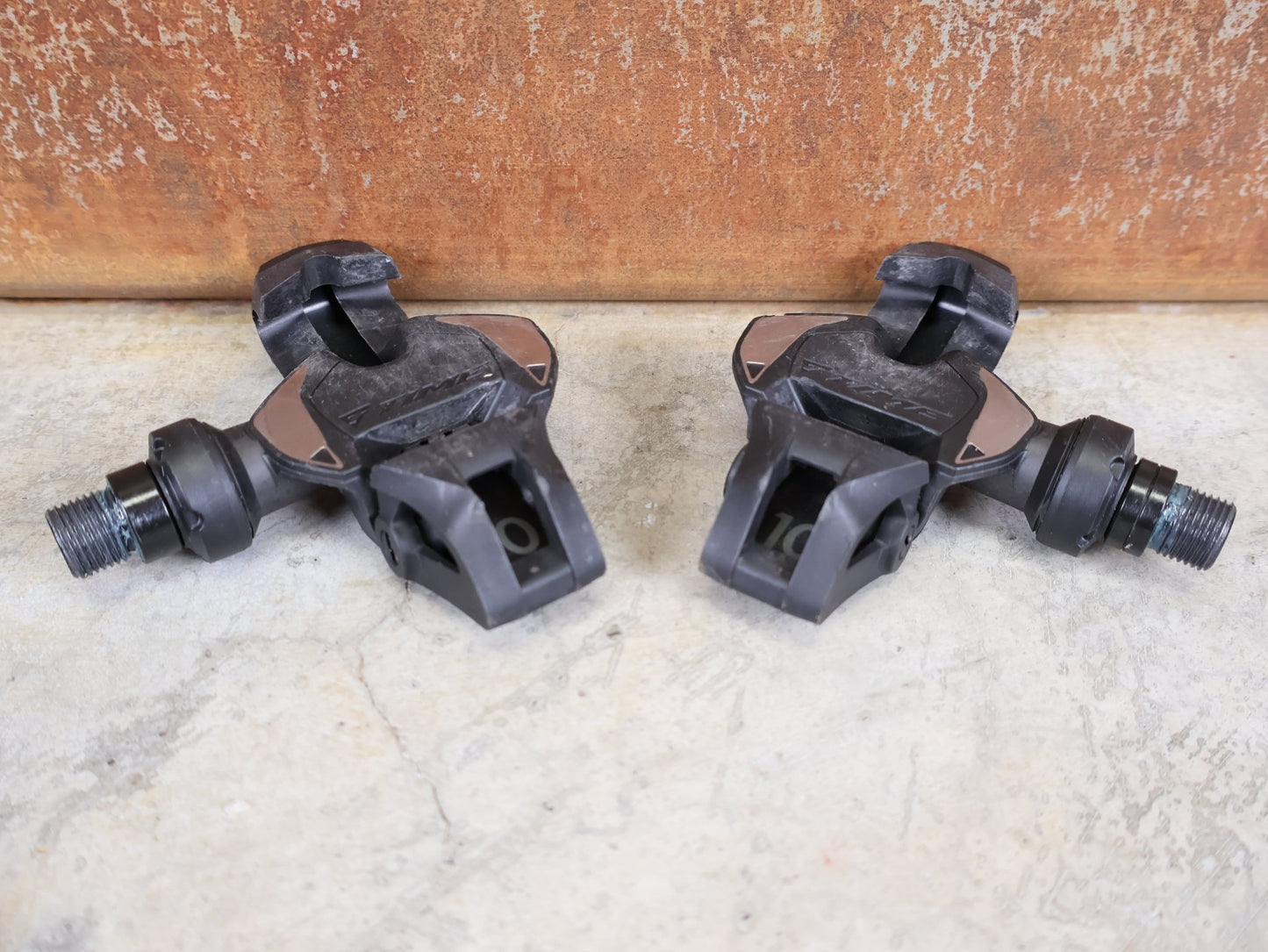 Pedale von Time, TIME XPRO 10 PEDALE – CARBON – PEDAL CENTER 57 MM – ICLIC vor USEDBIKES - OB.DE Hintergrund