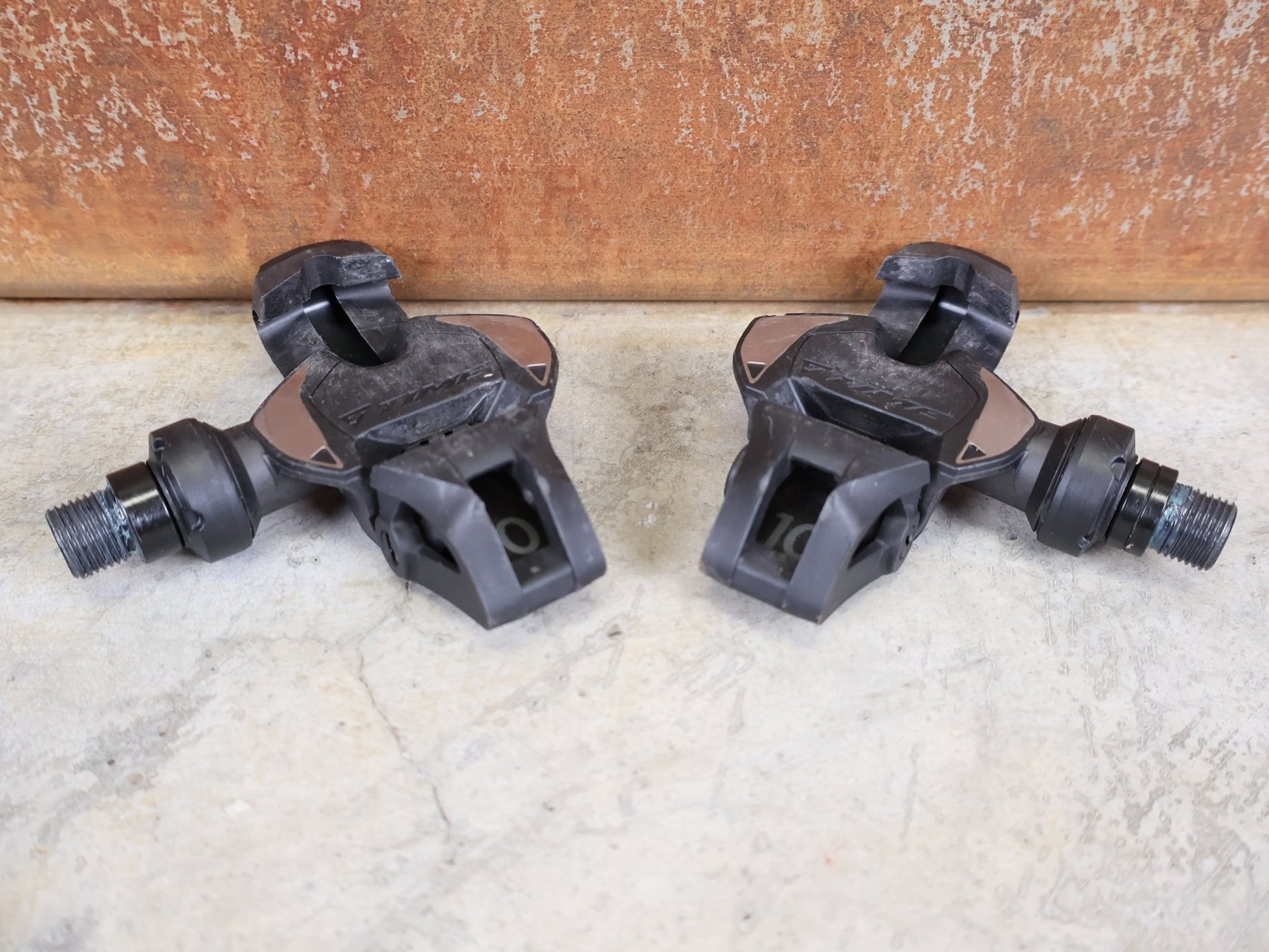 Pedale von Time, TIME XPRO 10 PEDALE – CARBON – PEDAL CENTER 57 MM – ICLIC vor USEDBIKES - OB.DE Hintergrund