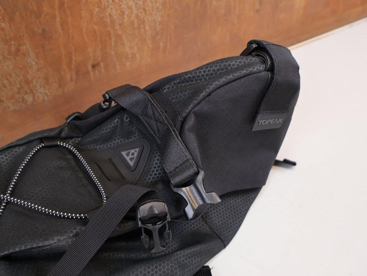 Taschen & Rucksäcke von topeak, TOPEAK BACKLOADER 15L SATTELTASCHE SCHWARZ TBP-BL3B OHNE INNENSACK vor USEDBIKES-OB.DE Hintergrund