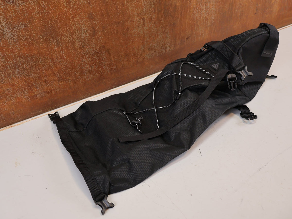 Taschen & Rucksäcke von topeak, TOPEAK BACKLOADER 15L SATTELTASCHE SCHWARZ TBP-BL3B OHNE INNENSACK vor USEDBIKES-OB.DE Hintergrund