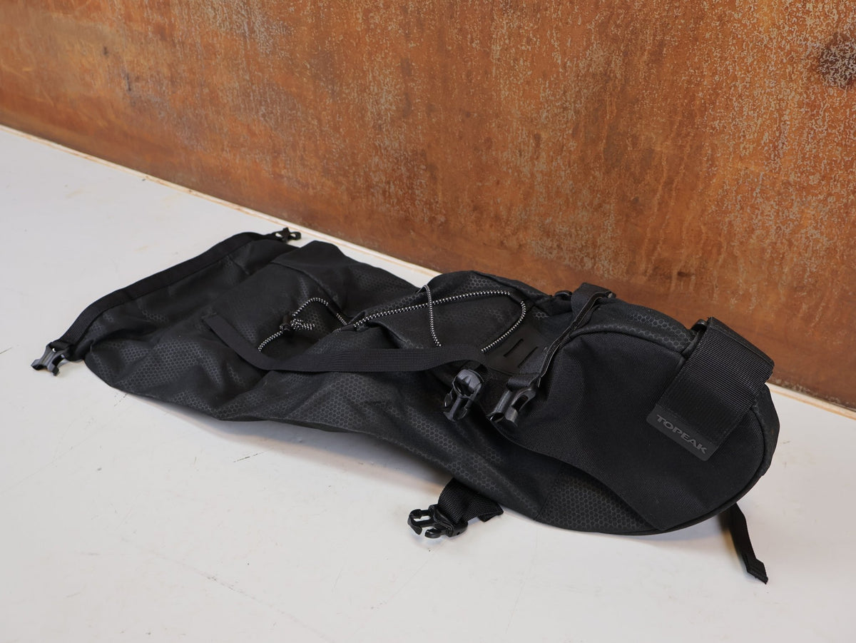 Taschen & Rucksäcke von topeak, TOPEAK BACKLOADER 15L SATTELTASCHE SCHWARZ TBP-BL3B OHNE INNENSACK vor USEDBIKES-OB.DE Hintergrund