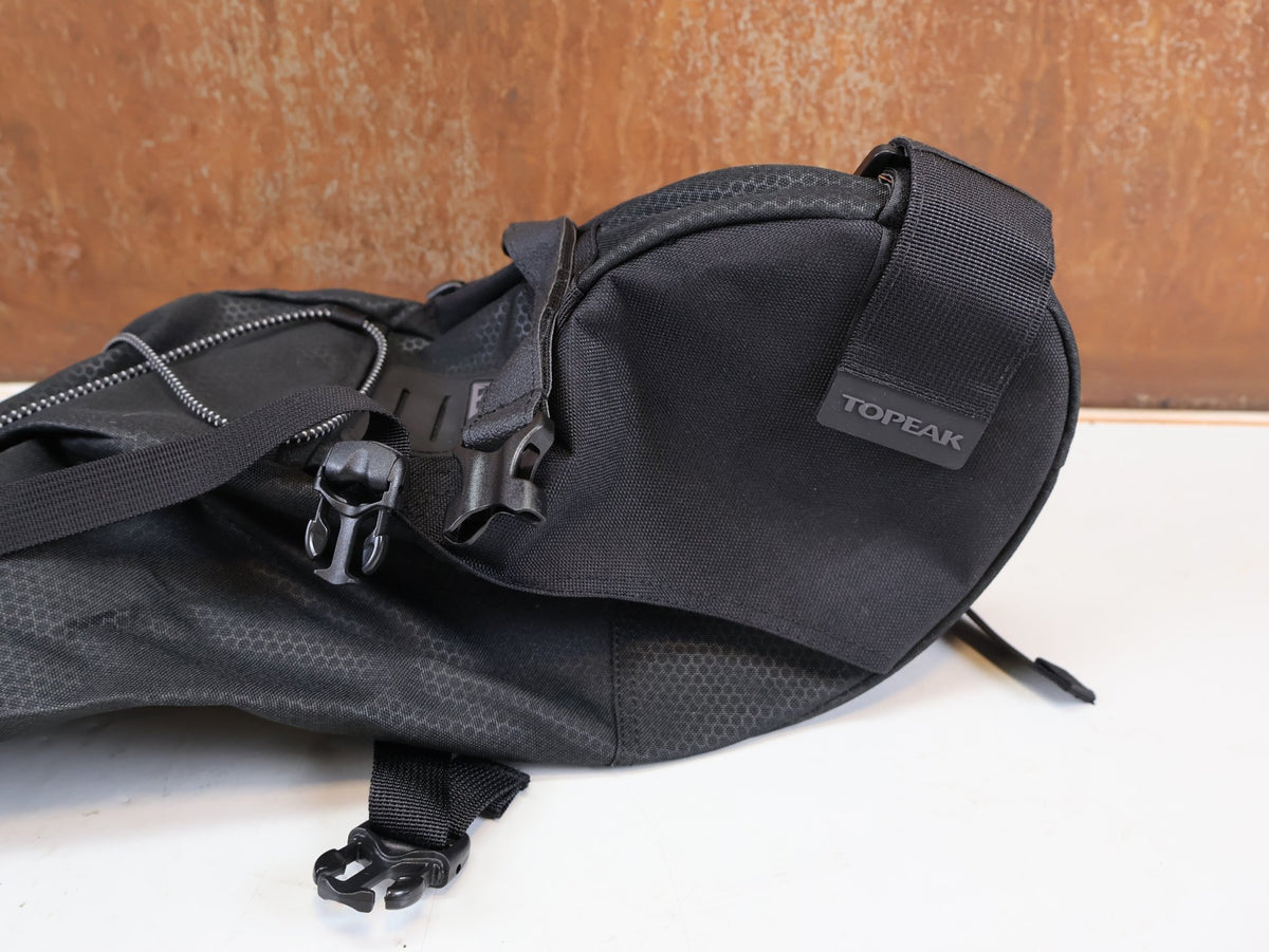 Taschen & Rucksäcke von topeak, TOPEAK BACKLOADER 15L SATTELTASCHE SCHWARZ TBP-BL3B OHNE INNENSACK vor USEDBIKES-OB.DE Hintergrund