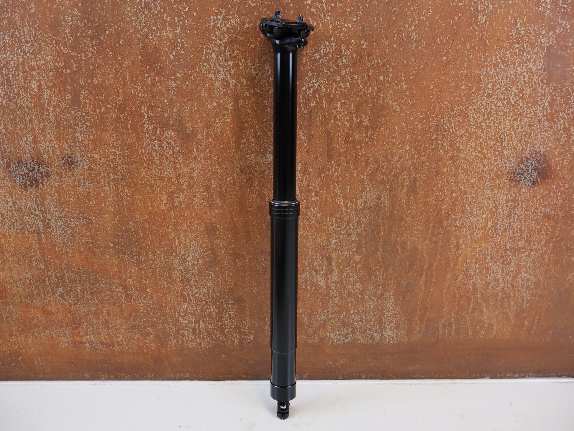 Sattelstütze von TranzX, TRANZX JD YSI34 VARIOSATTELSTÜTZE 34.9 MM 170 MM vor USEDBIKES-OB.DE Hintergrund