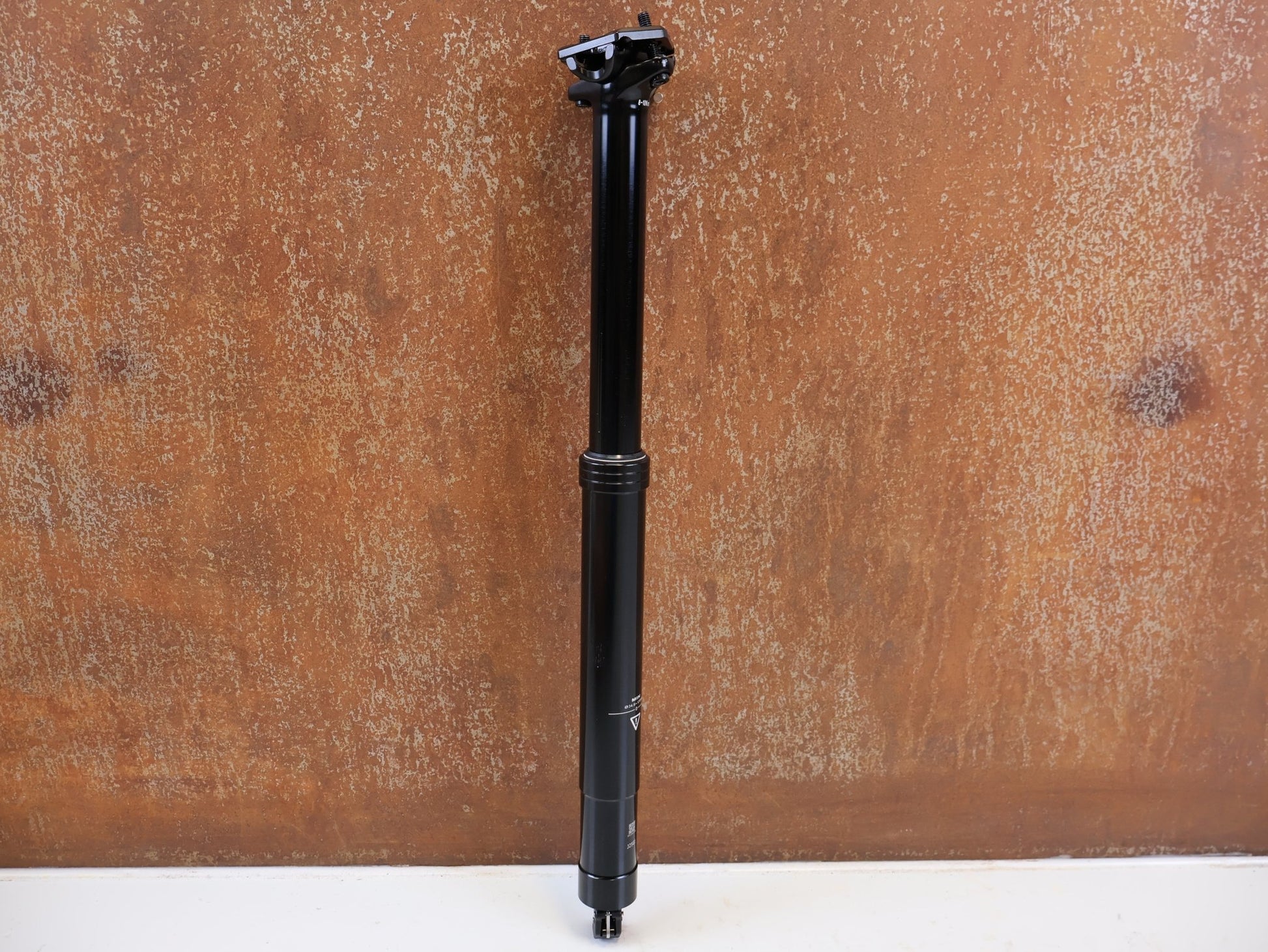 Sattelstütze von TranzX, TRANZX JD YSI34 VARIOSATTELSTÜTZE 34.9 MM 170 MM vor USEDBIKES-OB.DE Hintergrund