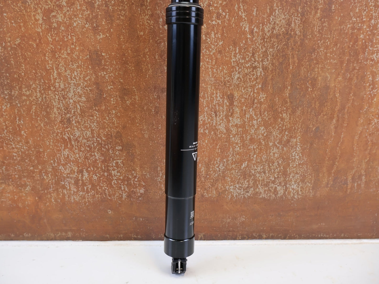 Sattelstütze von TranzX, TRANZX JD YSI34 VARIOSATTELSTÜTZE 34.9 MM 170 MM vor USEDBIKES-OB.DE Hintergrund