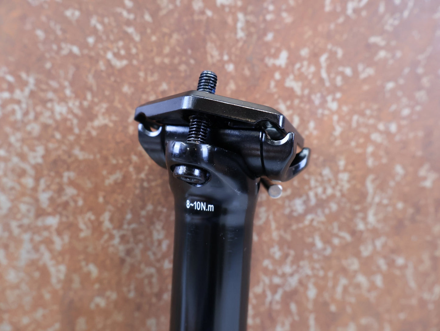 Sattelstütze von TranzX, TRANZX JD YSI34 VARIOSATTELSTÜTZE 34.9 MM 170 MM vor USEDBIKES-OB.DE Hintergrund