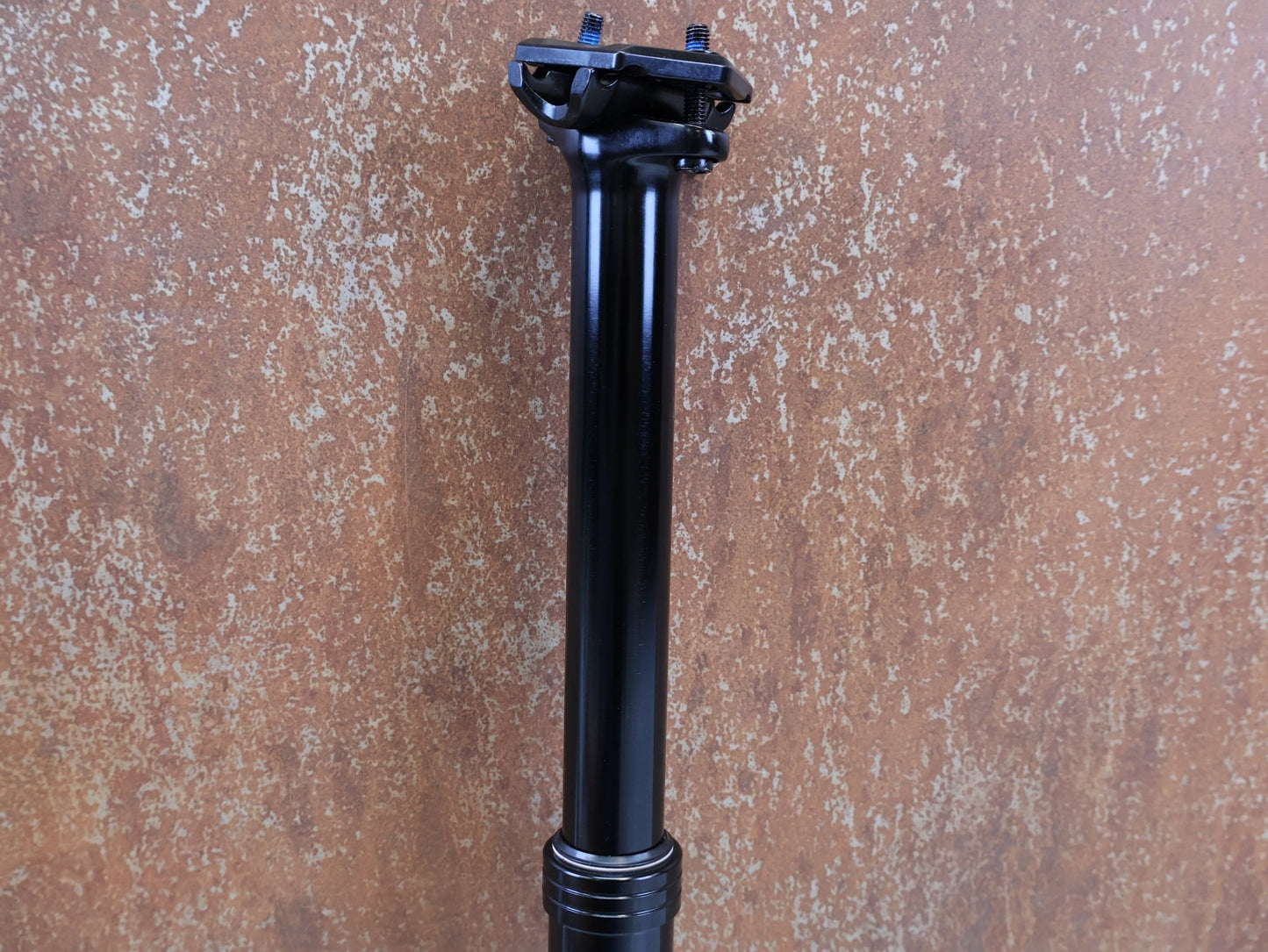 Sattelstütze von TranzX, TRANZX JD YSI34 VARIOSATTELSTÜTZE 34.9 MM 170 MM vor USEDBIKES-OB.DE Hintergrund