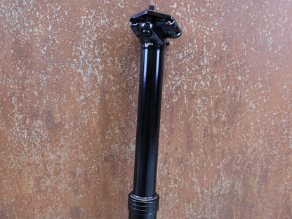 Sattelstütze von TranzX, TRANZX JD YSI34 VARIOSATTELSTÜTZE 34.9 MM 170 MM vor USEDBIKES-OB.DE Hintergrund
