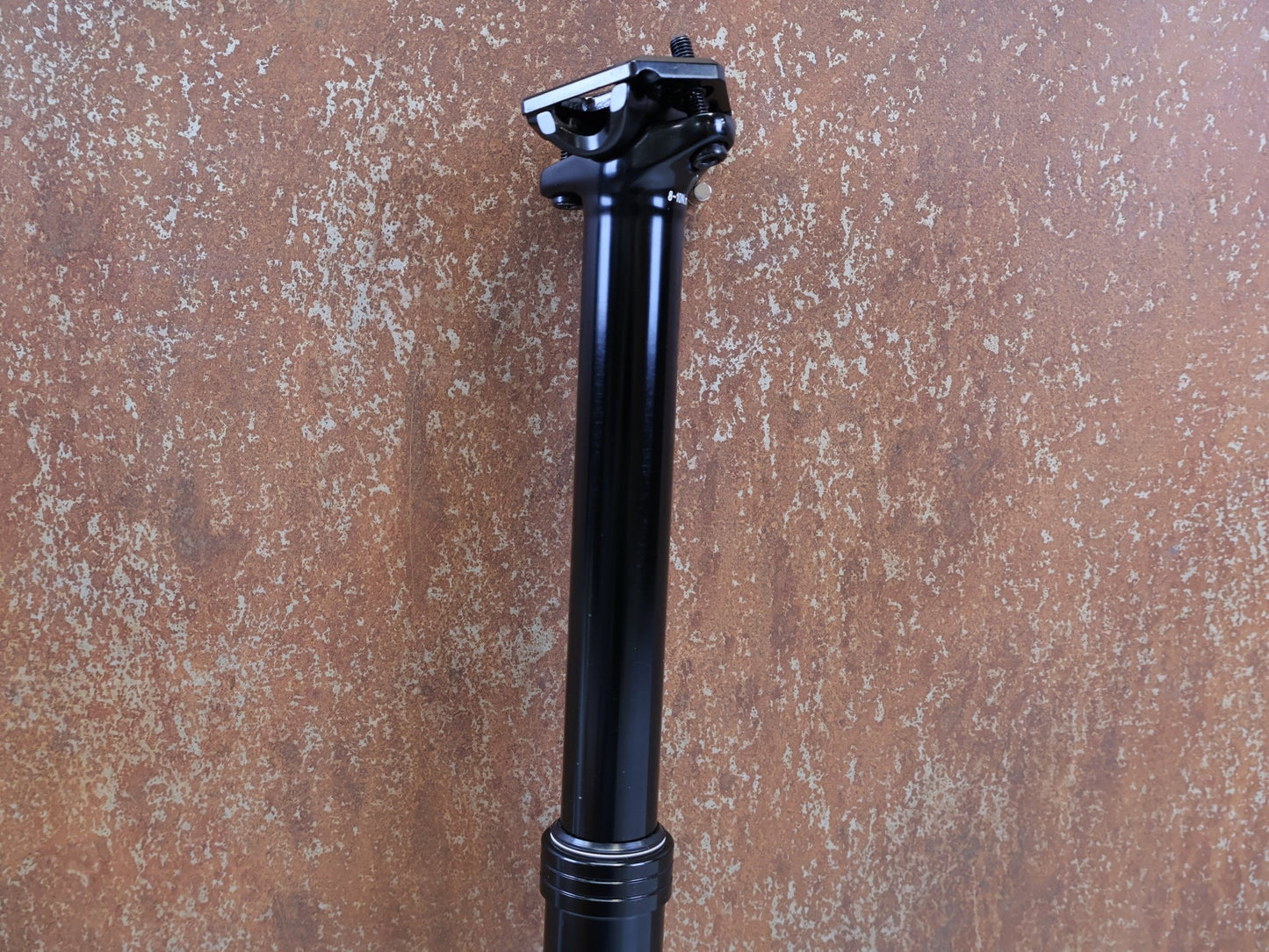 Sattelstütze von TranzX, TRANZX JD YSI34 VARIOSATTELSTÜTZE 34.9 MM 170 MM vor USEDBIKES-OB.DE Hintergrund