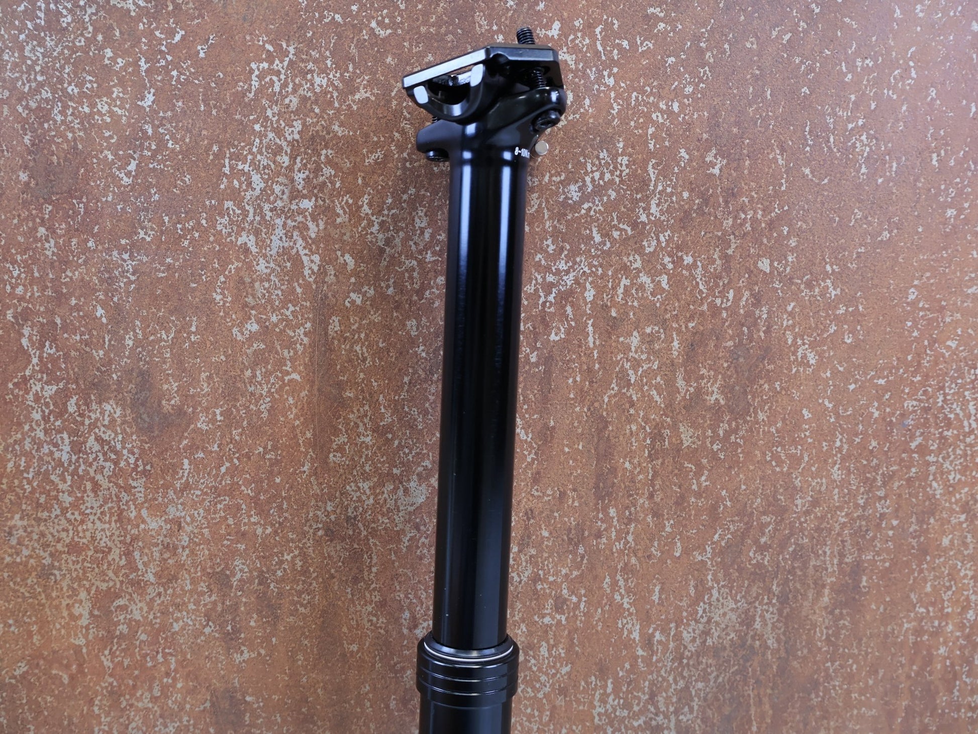 Sattelstütze von TranzX, TRANZX JD YSI34 VARIOSATTELSTÜTZE 34.9 MM 170 MM vor USEDBIKES-OB.DE Hintergrund