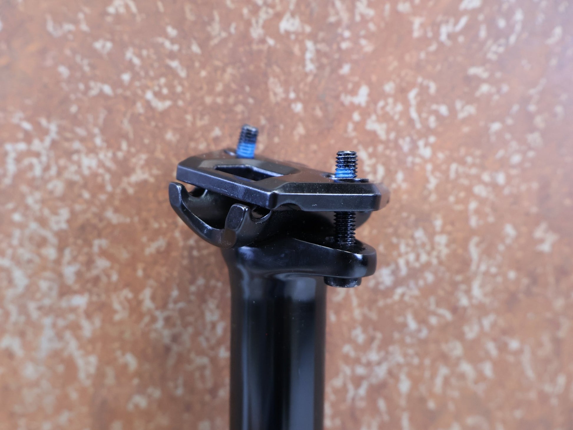 Sattelstütze von TranzX, TRANZX JD YSI34 VARIOSATTELSTÜTZE 34.9 MM 170 MM vor USEDBIKES-OB.DE Hintergrund