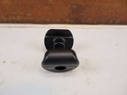 Zubehör von Trek, TREK 2-BOLT SATTEL KLEMMBACKEN 7X7MM SADDLE CLAMP / HAN W524900 vor USEDBIKES-OB.DE Hintergrund