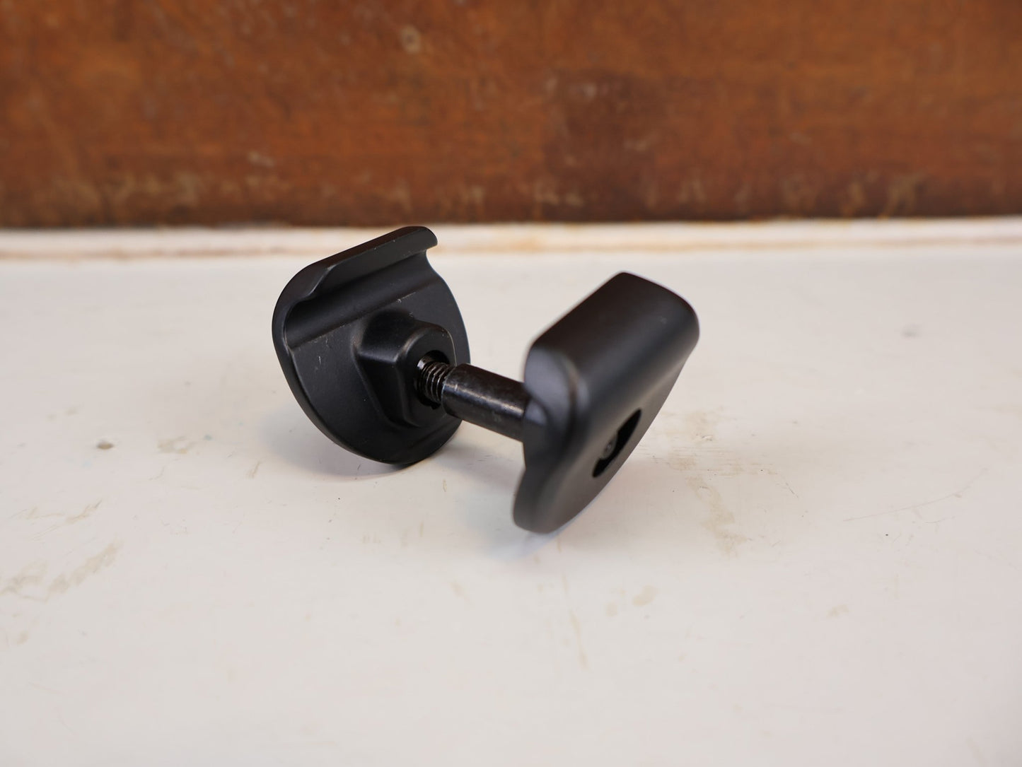 Zubehör von Trek, TREK 2-BOLT SATTEL KLEMMBACKEN 7X7MM SADDLE CLAMP / HAN W524900 vor USEDBIKES-OB.DE Hintergrund