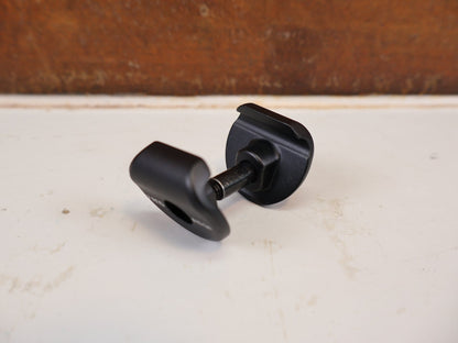 Zubehör von Trek, TREK 2-BOLT SATTEL KLEMMBACKEN 7X7MM SADDLE CLAMP / HAN W524900 vor USEDBIKES-OB.DE Hintergrund