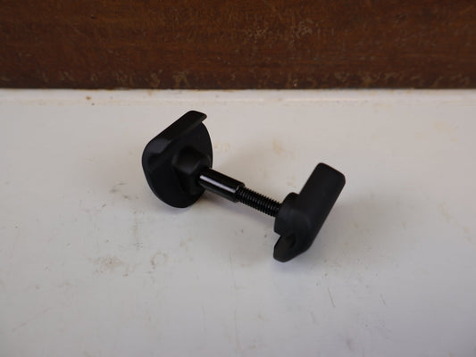 Zubehör von Trek, TREK 2-BOLT SATTEL KLEMMBACKEN 7X7MM SADDLE CLAMP / HAN W524900 vor USEDBIKES-OB.DE Hintergrund