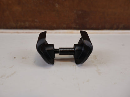Zubehör von Trek, TREK 2-BOLT SATTEL KLEMMBACKEN 7X7MM SADDLE CLAMP / HAN W524900 vor USEDBIKES-OB.DE Hintergrund