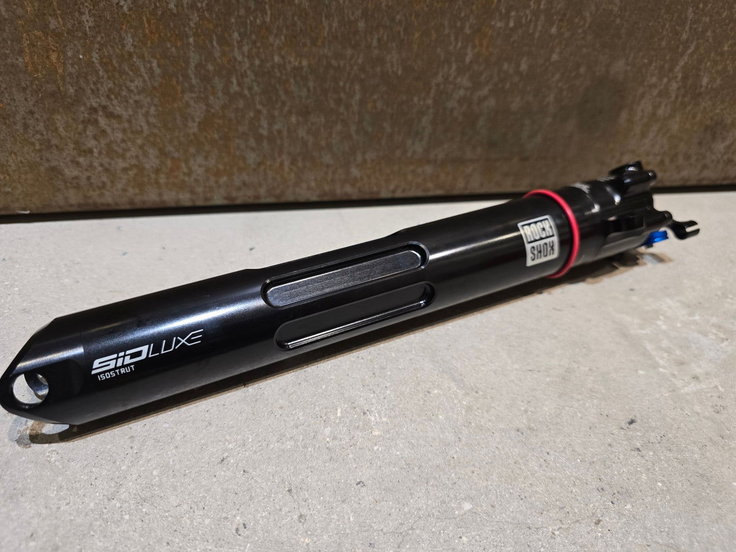 Federgabel & Dämpfer von Rock Shox, TREK 2024 SUPERCALIBER SIDLUXE ISOSTRUT BY ROCK SHOX vor USEDBIKES - OB.DE Hintergrund