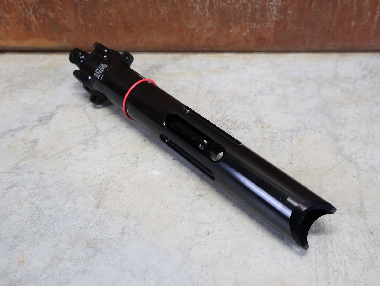 Federgabel & Dämpfer von Rock Shox, TREK 2024 SUPERCALIBER SIDLUXE ISOSTRUT BY ROCK SHOX / TEAMTYPE vor USEDBIKES - OB.DE Hintergrund