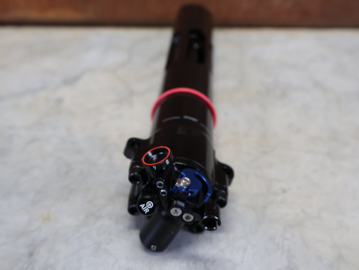 Federgabel & Dämpfer von Rock Shox, TREK 2024 SUPERCALIBER SIDLUXE ISOSTRUT BY ROCK SHOX / TEAMTYPE vor USEDBIKES - OB.DE Hintergrund